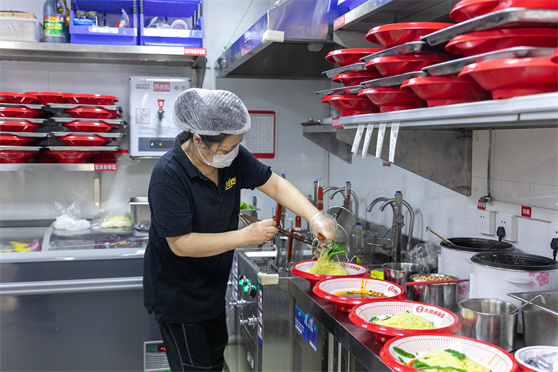 為何嘶溜大碗豌雜面連鎖店，正以每月50多家店的速度新增？